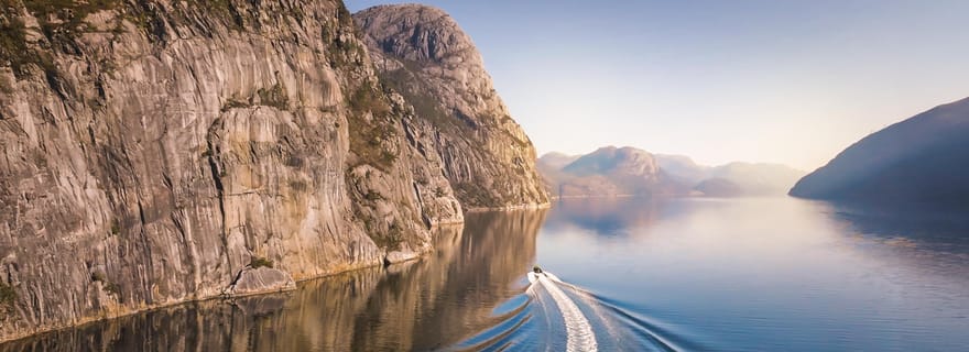 Au départ de Stavanger : tour en bateau RIB dans le Lysefjord avec visite d'un hangar à bateaux