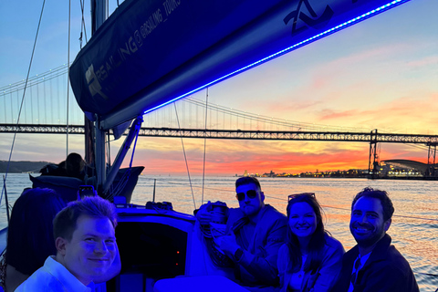 Lisbonne : Visite guidée en bateau à voile avec guide local et vin vert