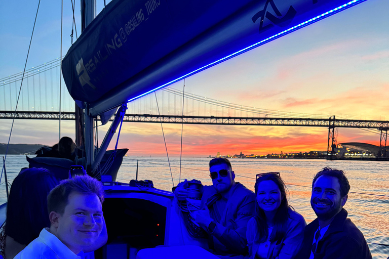 Lisbonne : Visite guidée en bateau à voile avec guide local et vin vert