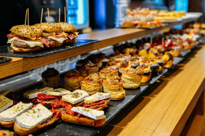 San Sebastian: Historical Walking Tour with Pintxo and Drink