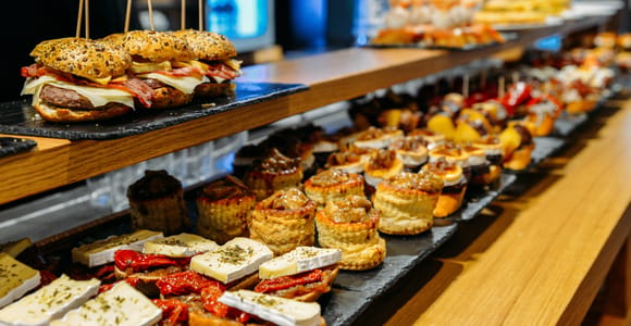 San Sebastian: Historical Walking Tour with Pintxo and Drink