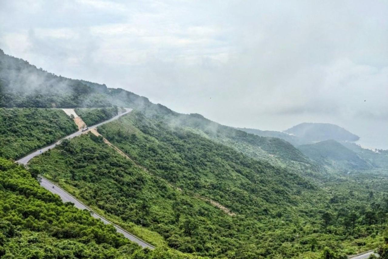 Trasferimento da Hue a Hoi An attraverso il Passo di Hai Van e il Ponte d&#039;OroVia Hai Van Pass - Lang Co - Lap An - Golden Bridge