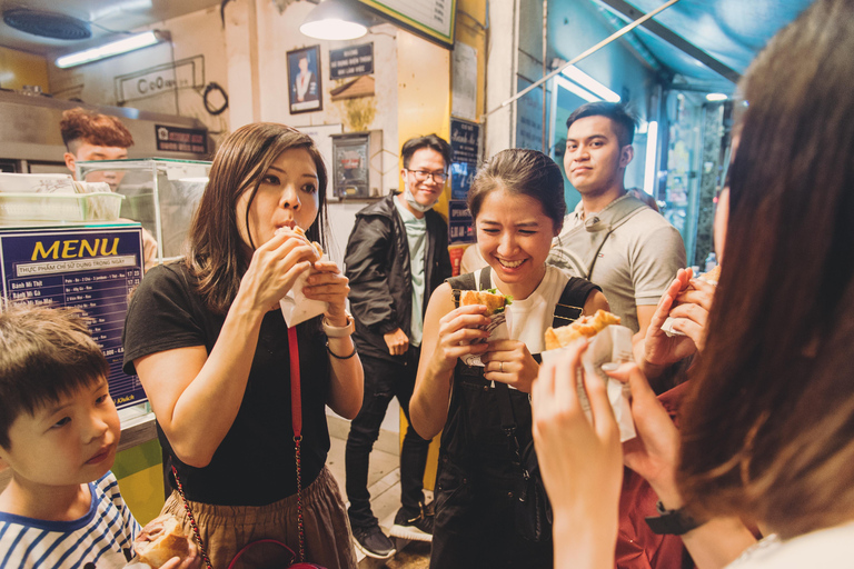 Street Food och sightseeing kvällstur | Ao Dai kvinnlig ryttareKvinnlig förare | 12 Provsmakningar &amp; Sightseeing med skoter