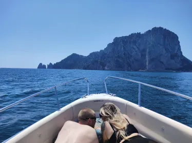 Tour Capri: Entdecke die Insel der VIPs mit dem Boot