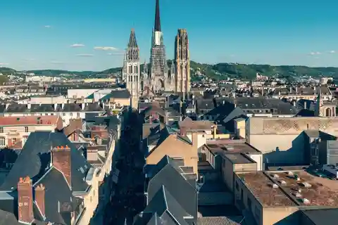 Rouen: Express Walk with a Local in 60 minutes