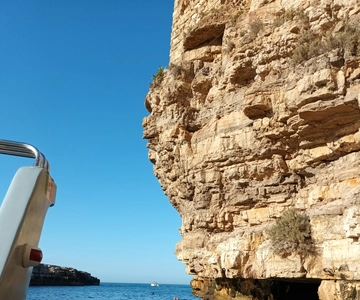 Polignano a Mare: Boat Tour in the Caves with Aperitif