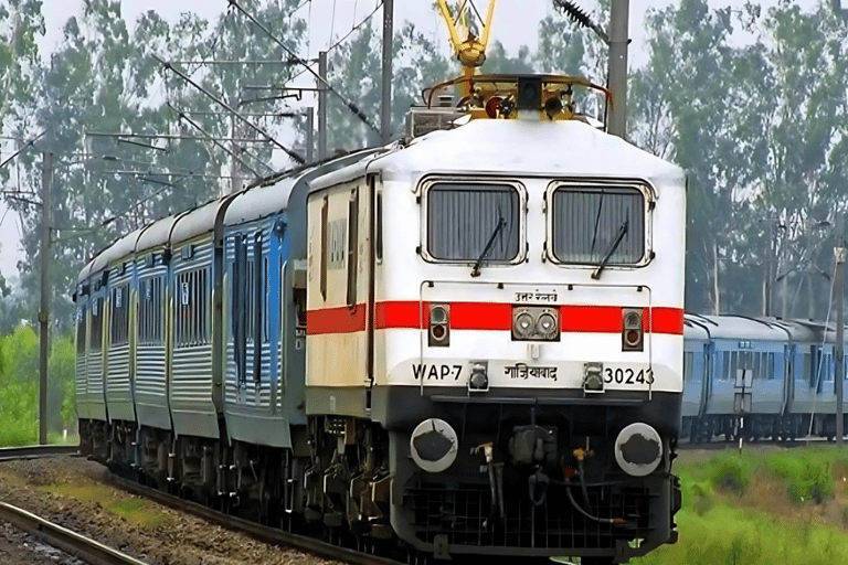 Visita al Taj Mahal desde Delhi en el tren expreso GatimaanRecorrido sólo con transporte y guía turístico