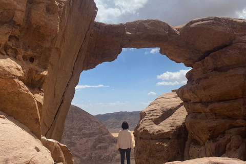 瓦迪拉姆日落吉普之旅：贝都因晚餐与星空观测瓦迪拉姆日落吉普之旅，含贝都因晚餐与星空观测