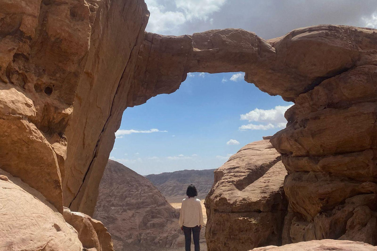 瓦迪拉姆日落吉普之旅：贝都因晚餐与星空观测瓦迪拉姆日落吉普之旅，含贝都因晚餐与星空观测