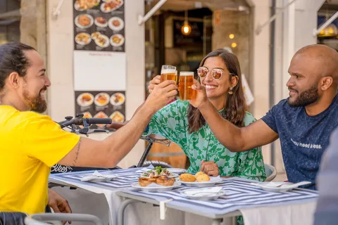 Lisboa: Tour gastronómico de Alfama e da Cidade Velha em E-Bike