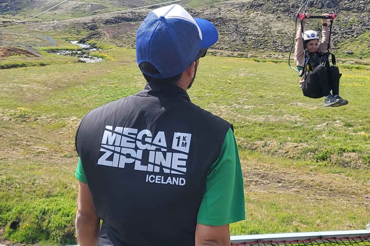 レイキャビクで体験するメガジップラインアドベンチャー