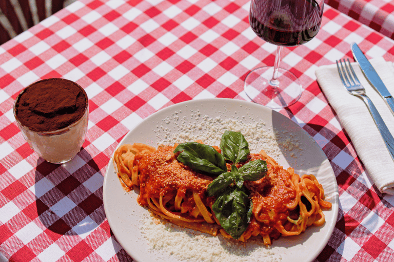 Roma: Aula de culinária de massas e tiramisu no centro da cidade