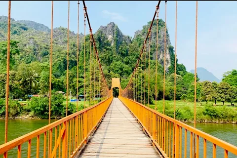 Au départ de Vientiane : visite de Vang Vieng avec kayak dans les grottes et tyrolienne