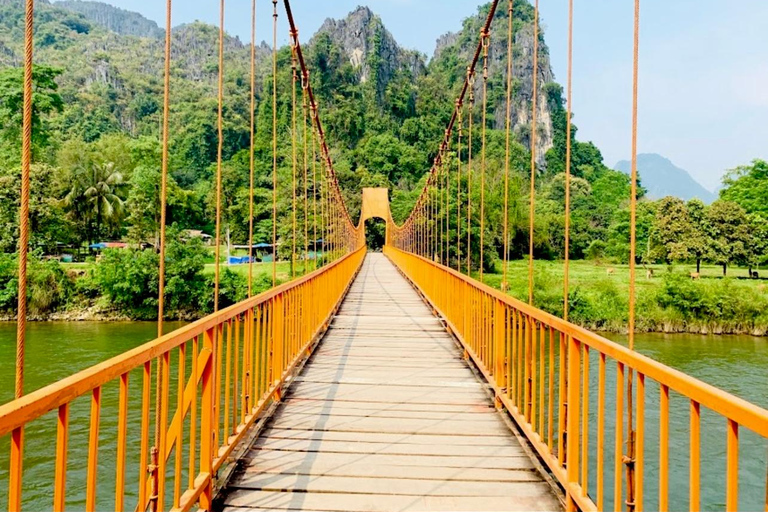 Vangvieng com caiaque nas grutas e tirolesaparticipa na digressão