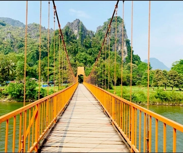 Desde Vientiane: Excursión a Vang Vieng con Kayak en Cuevas y Tirolina