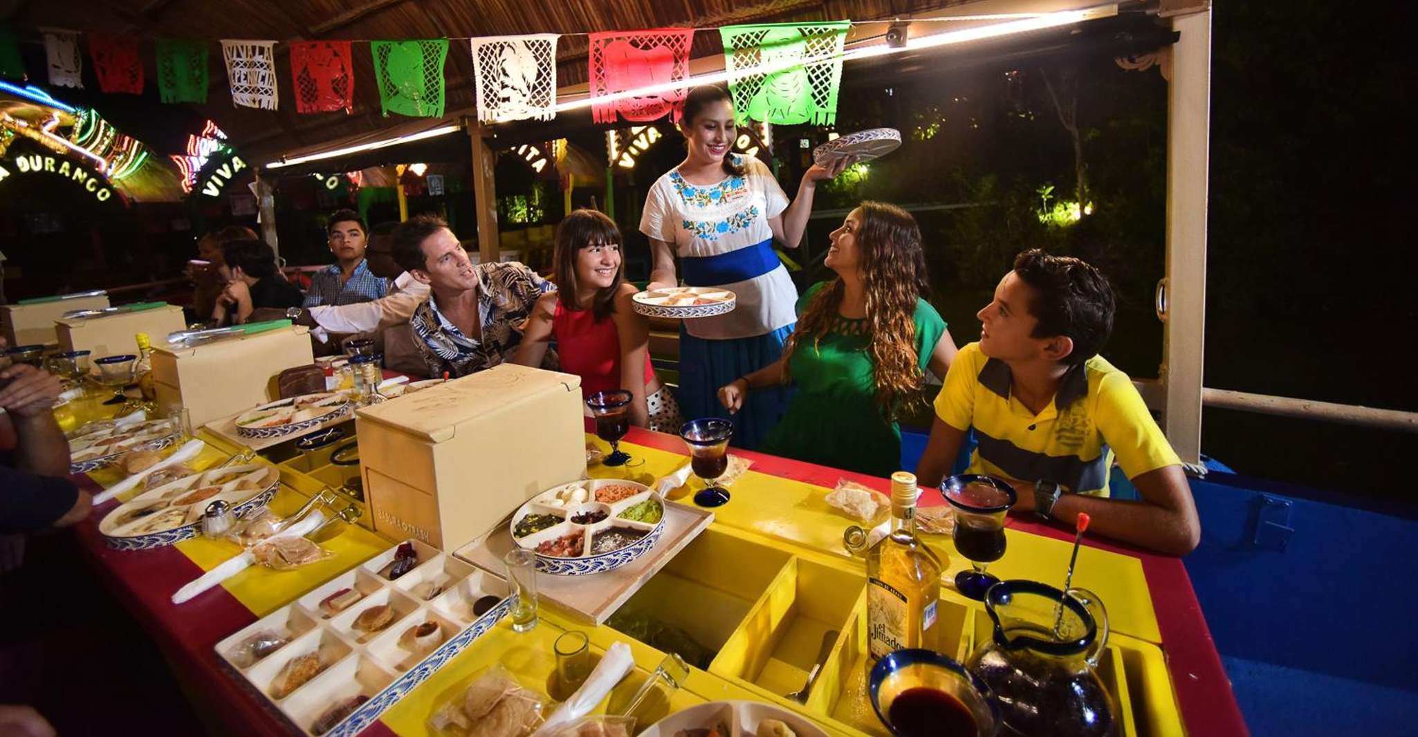 Xoximilco Park, kleurrijke Mexicaanse Fiesta Entry Ticket - Hizvo