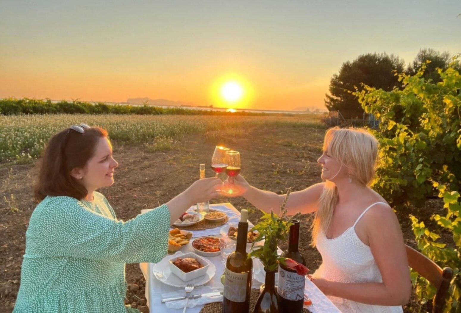 Picknick bei Sonnenuntergang in den Weinbergen von Marsala