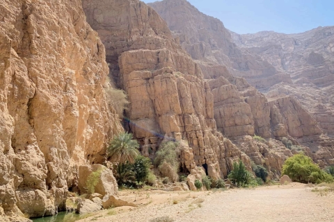 au départ de muscat visite du wadi shab et du gouffre de bimmah
