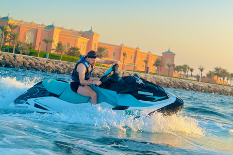 Dubai: jetski/upplev emiratets vackra arkitektur från havet30 minuter