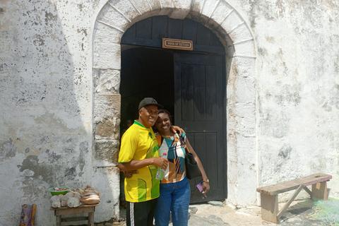 Accra: Cape Coast & Elmina Castles & Assin Manso Guided Tour