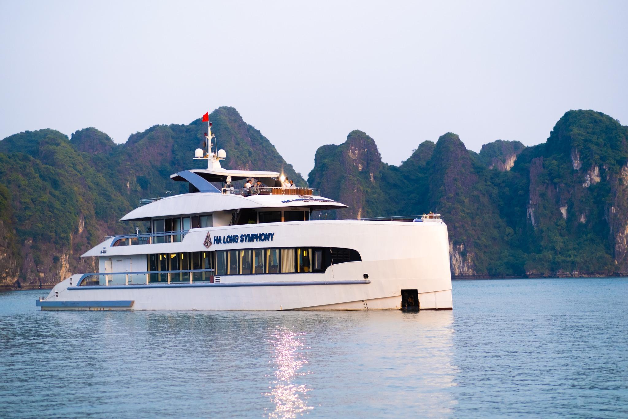 Halong-Bucht: Luxus-Bootsfahrt mit Mittagessen vom Buffet & Whirlpool