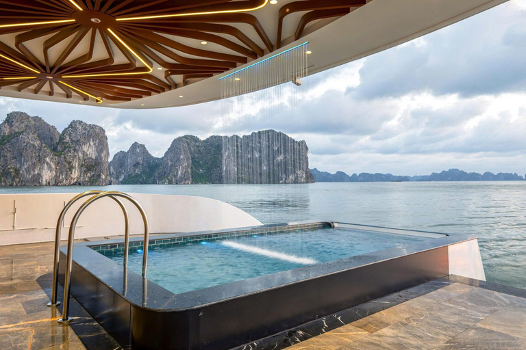 Depuis le port : la meilleure excursion dans la baie d&#039;Along sur le bateau de croisière 5 étoiles LeonaDepuis le port : la meilleure excursion dans la baie d&#039;Along sur le Leona