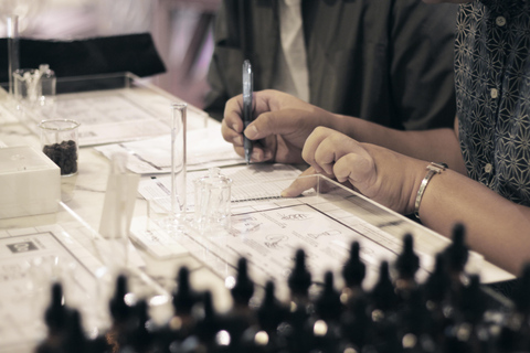 Atelier de parfumage à Bangkok par Oo La Lab