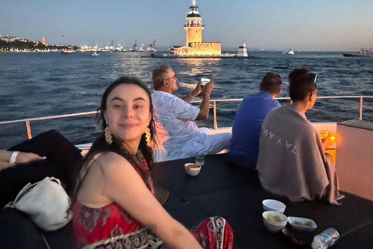Istanbul: Bosphorus Sunset Cruise with Snacks and Wine Istanbul: Bosphorus Sunset Cruise without Wine