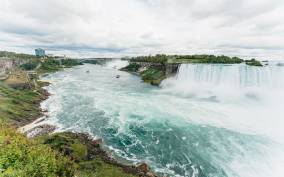 Toronto: Falls Day Tour with Boat Cruise & Niagara-the-Lake
