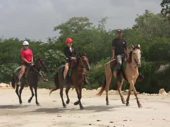 Bayahibe: Horseback Riding Tour with Local Snacks And River