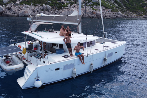 Valencia: Exclusive catamaran (max. 10), paella on board, and swimming – 3 hours Exclusive catamaran (max. 10), paella on board, and swim – 3 hours