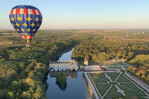 Luftballongsfärd över slottet ChenonceauLuftballongfärd i soluppgången