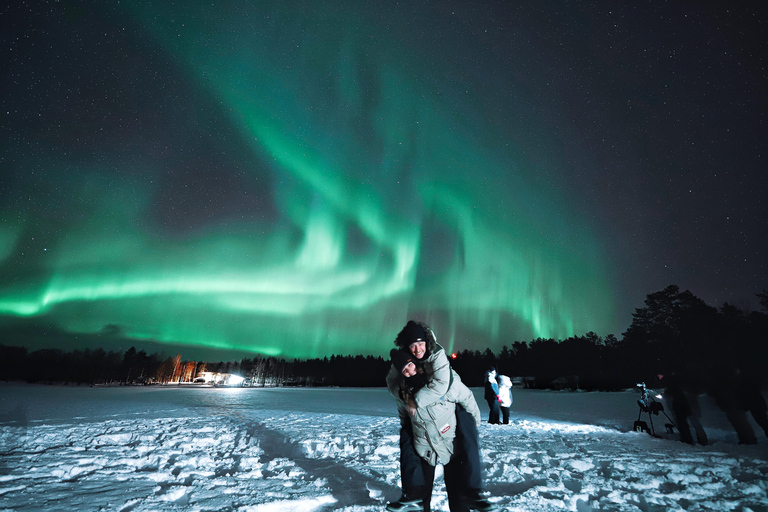 Aurora Hunting Pro Tour con fotografiaCaccia all&#039;aurora guidata locale con fotografia a Rovaniemi