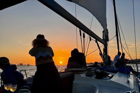 Lisboa: Passeio de Barco ao Pôr-do-Sol no Rio Tejo com Welcome DrinkLisboa: Passeio de barco ao pôr do sol no rio Tejo com Welcome Drink
