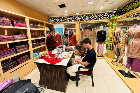 Delhi: Guided Shopping Tour Experience with Female Expert Exclusive Full-Day Shopping Tour with Female Expert Guide