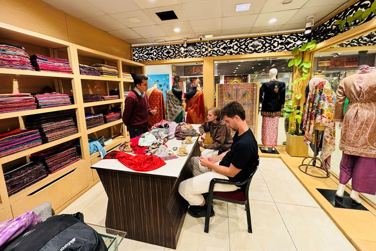Delhi: Guided Shopping Tour Experience with Female Expert Exclusive Full-Day Shopping Tour with Female Expert Guide