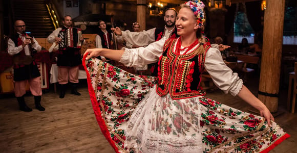 Evening Folk Show, singing, dancing and delicious food!