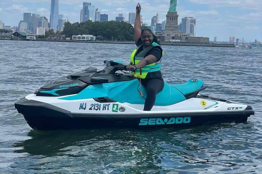 New York City: 1-stündiger Jetski-Verleih an der Freiheitsstatue. Foto: GetYourGuide New York City: 1-stündiger Jetski-Verleih an der Freiheitsstatue. Foto: GetYourGuide