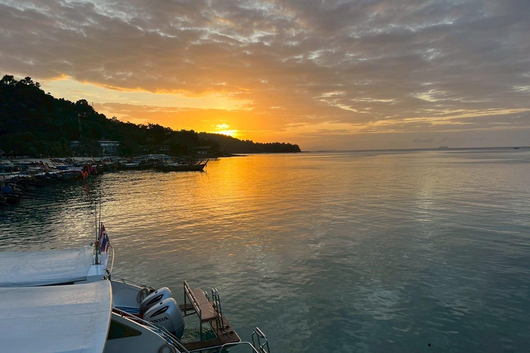 Phi Phi: First Group at Maya Bay, Avoid The Crowds Boat Tour [Full-Day] Maya Bay Speedboat Tour