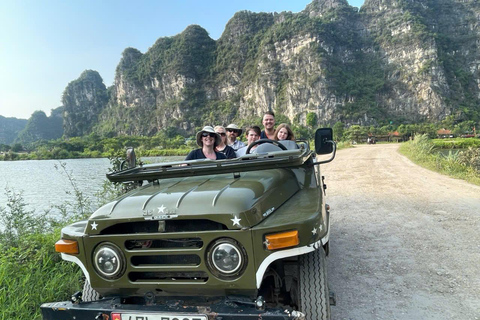 نينه بينه: غروب الشمس من كهف موا ومشي هوا لو ليلاًسيارة جيب قديمة للجيش الأمريكي