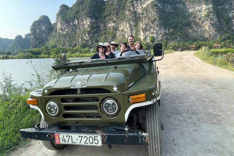 نينه بينه: غروب الشمس من كهف موا ومشي هوا لو ليلاًسيارة جيب قديمة للجيش الأمريكي