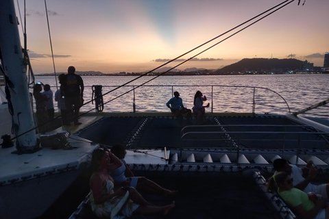 Panama City: Sunset Panama Bay Catamaran Tour with Open Bar