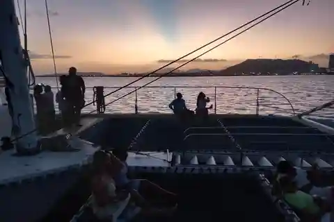 Panama City: Katamarantur med solnedgang i Panamabugten med åben bar