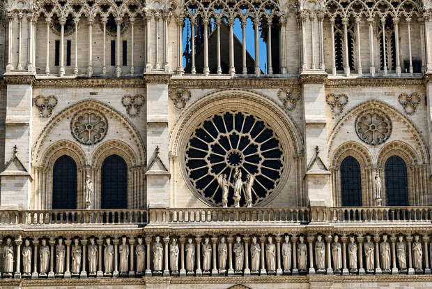 Notre-Dame de Paris: utomhusrundtur, fasader och hemligheter på franska