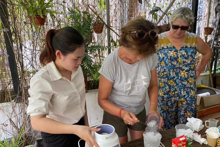 Clase de elaboración artesanal de café en Hanoi con Train StreetTour en grupo reducido