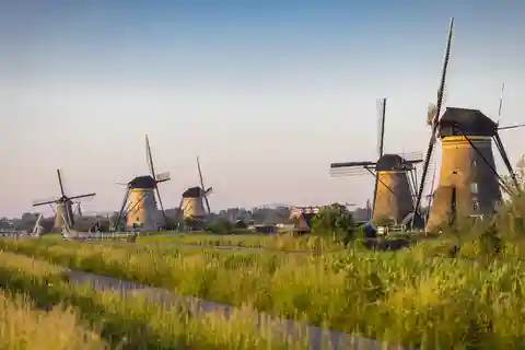 From Rotterdam: Kinderdijk, Delft & The Hague Private Tour