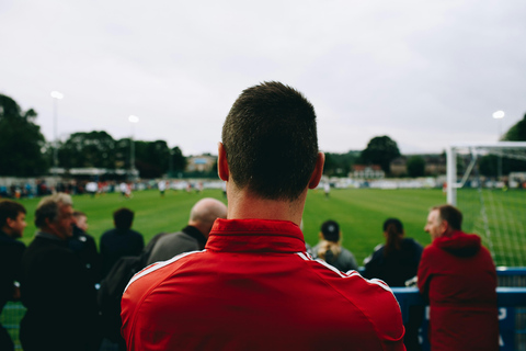 Geniet van een voetbalwedstrijd in het stadion in Barranquilla