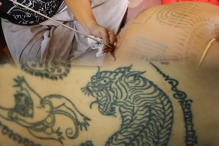 Tatuagem Sak Yant à mão no Wat Bang Phra e Bênção Dourada