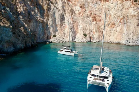 Milos: Full-Day Catamaran Cruise to Poliegos and Kleftiko