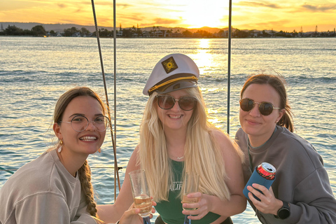 Gold Coast Private Sunset Sailing Charter avec dîner et boissons